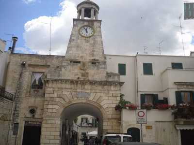 Il nostro viaggio alla scoperta del borgo medievale parte dalla centralissima piazza Aldo Moro: davanti a noi c'� Porta Orologio, che con la sua curiosa forma piramidale costituisce dal 1841 l'ingresso principale del centro storico
